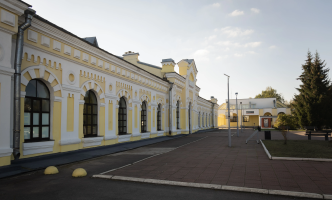 Здание вокзала и привокзальная площадь