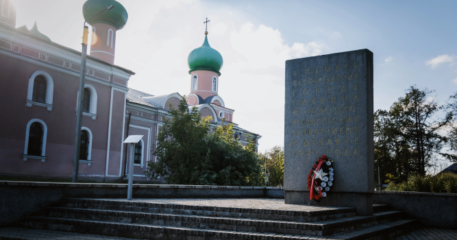 Стела в память об освобождении Тихвина